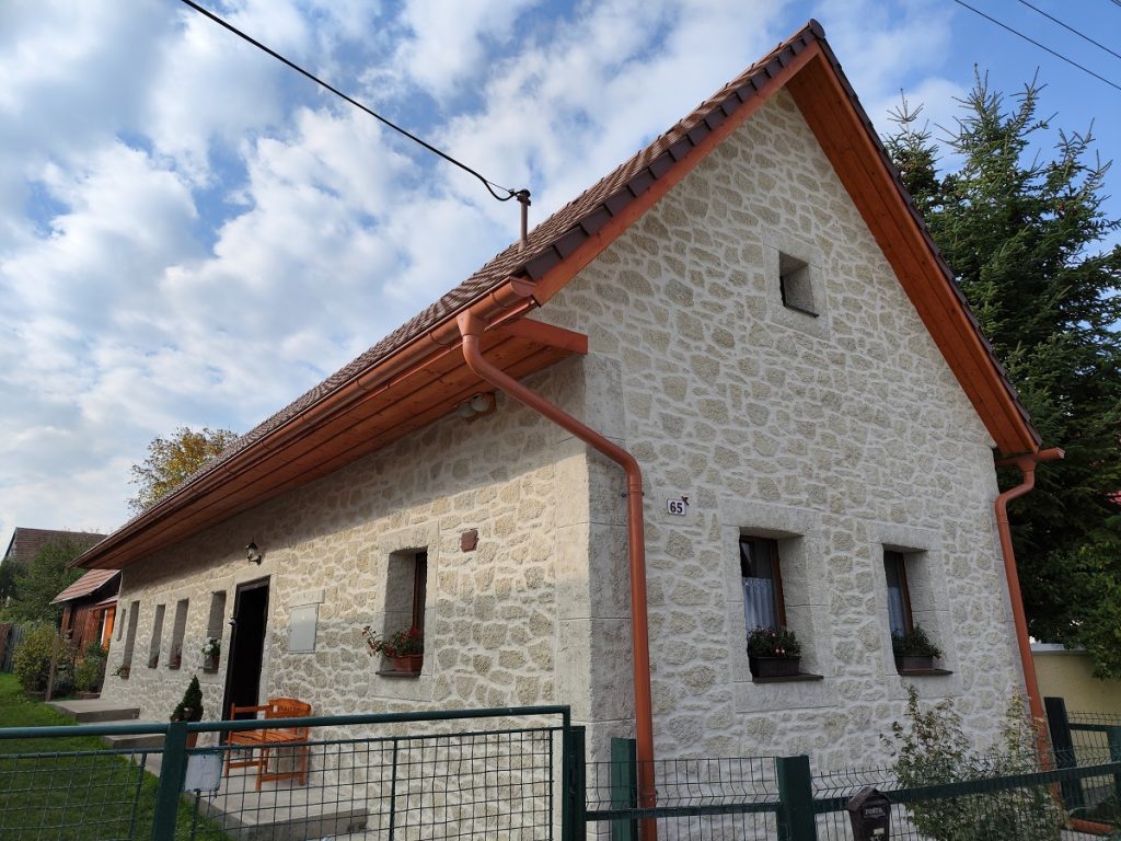 Decorative-Stone-Marek-Ukrop-fasada-na-starsich-domoch-2