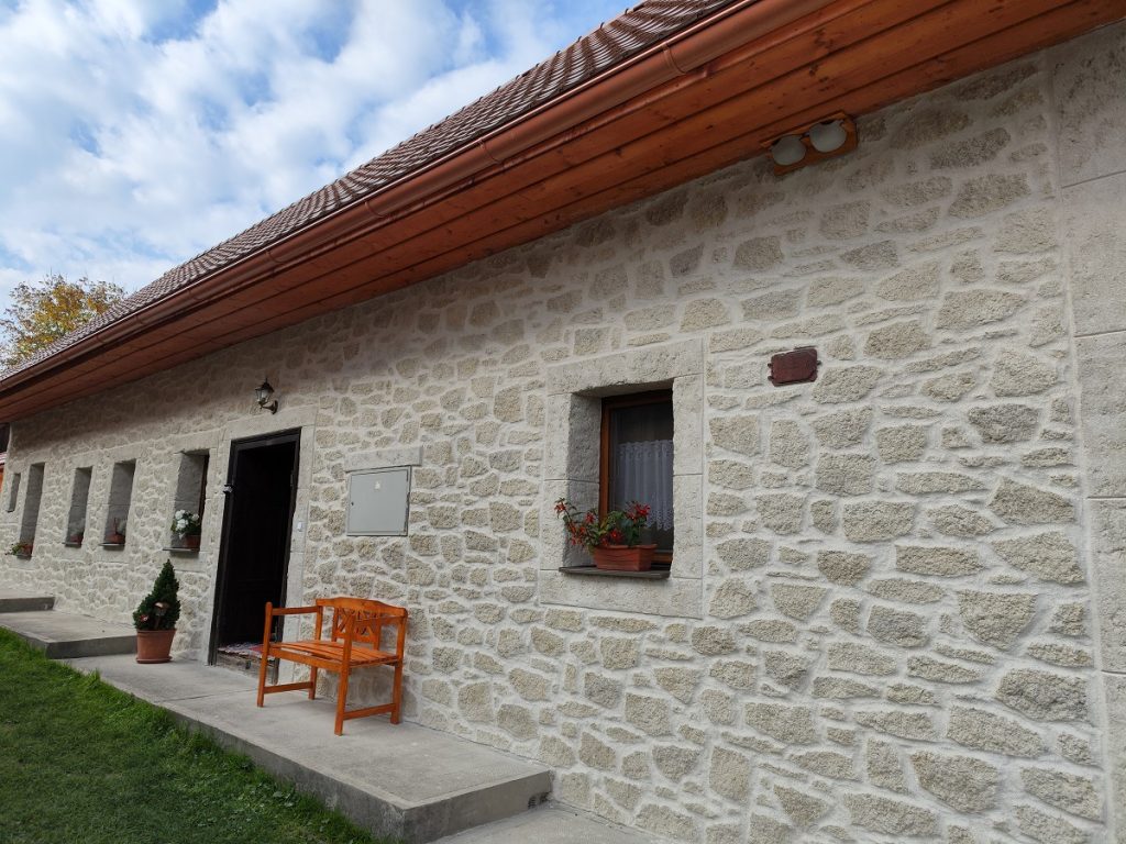 Decorative-Stone-Marek-Ukrop-fasada-na-starsich-domoch-4