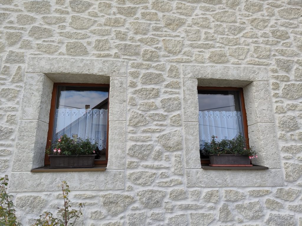 Decorative-Stone-Marek-Ukrop-fasada-na-starsich-domoch-8